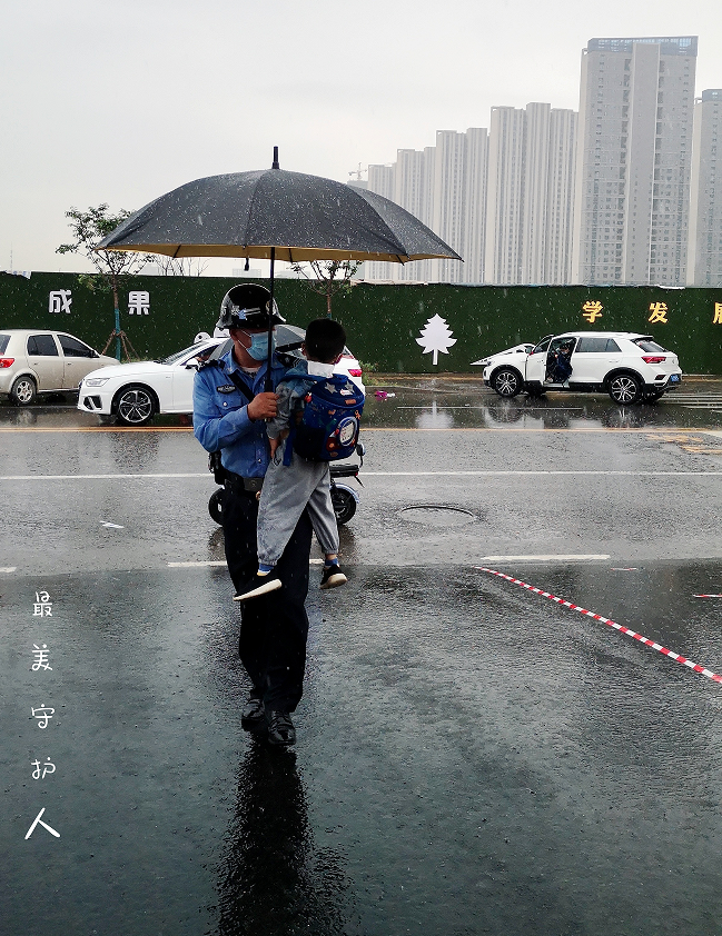 心中有爱  不惧风雨  百佳保安甘当“摆渡人”